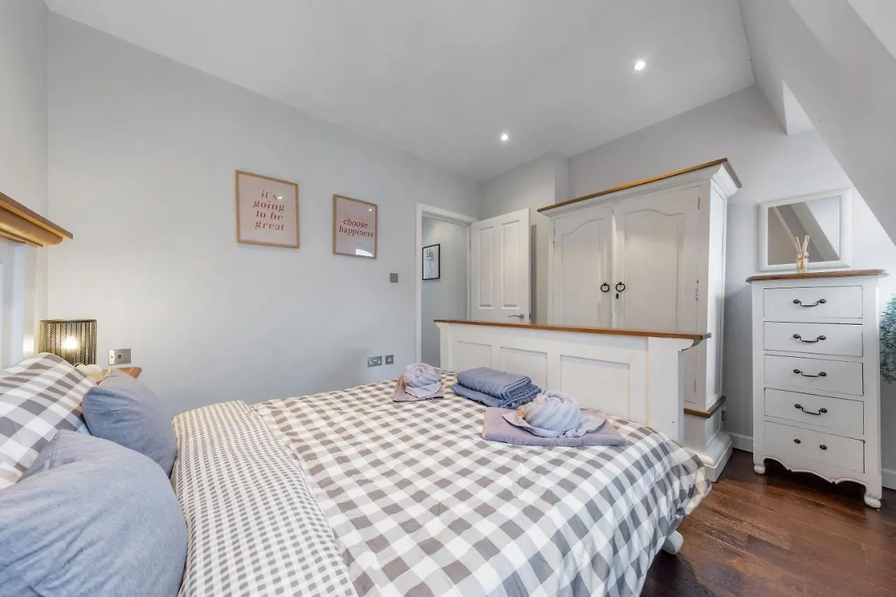 Sleep 4 In Hoxton Near Shoreditch Liverpool St Rw6 London 0*,  United Kingdom
